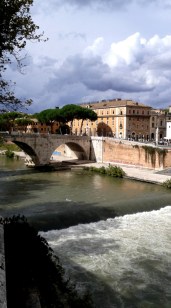 2016-09-18-rome-tiber-stormy-sky