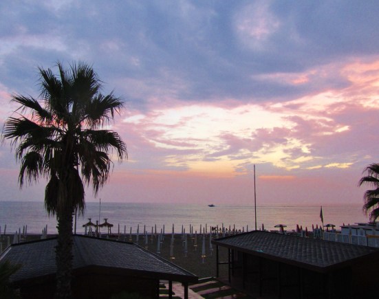 2016-ostia-beach-purple-sunsent-palm-boat
