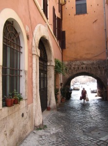 2016-rome-lady-in-arch
